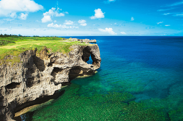 西海岸エリアの景勝地、万座毛