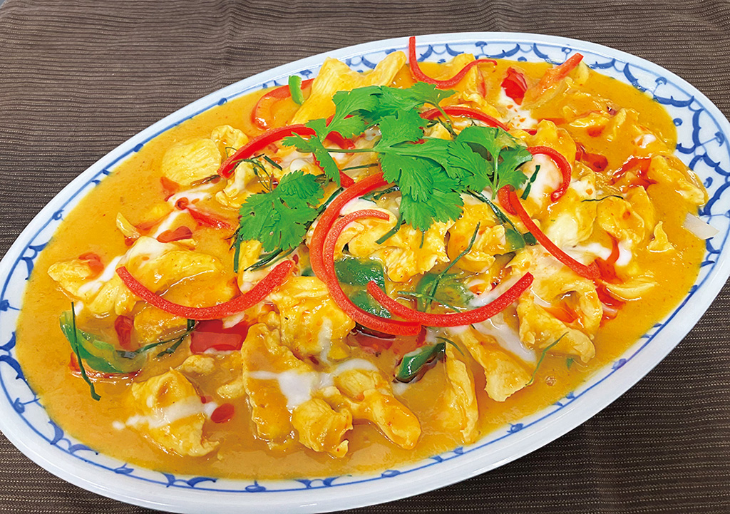 レッドチキンカレー「パネーン」/アジアン・ハーブレストラン　カフェくるくま（沖縄県／南城市）