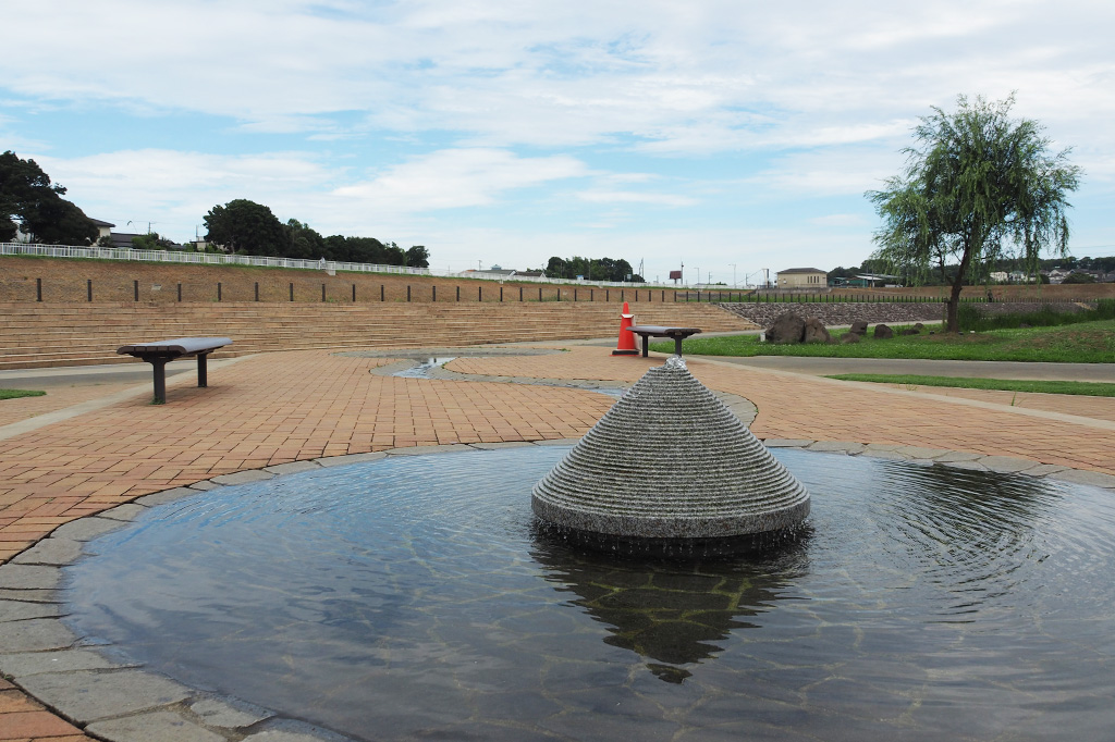 芝生広場の中央広場側の角に設けられた噴水/境川遊水地公園(神奈川県/横浜市)
