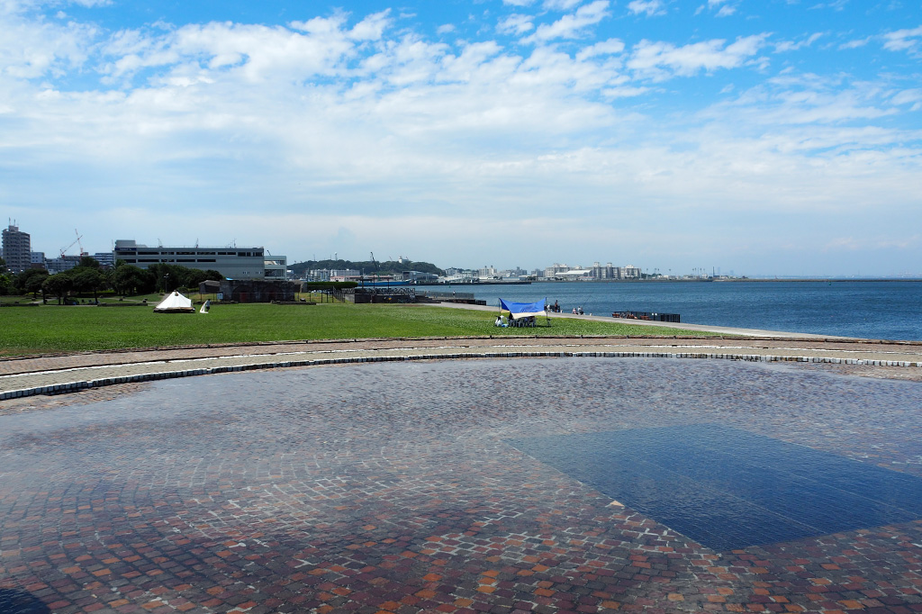 芝生広場に隣接した「水の丘」/うみかぜ公園(神奈川県/横須賀市)