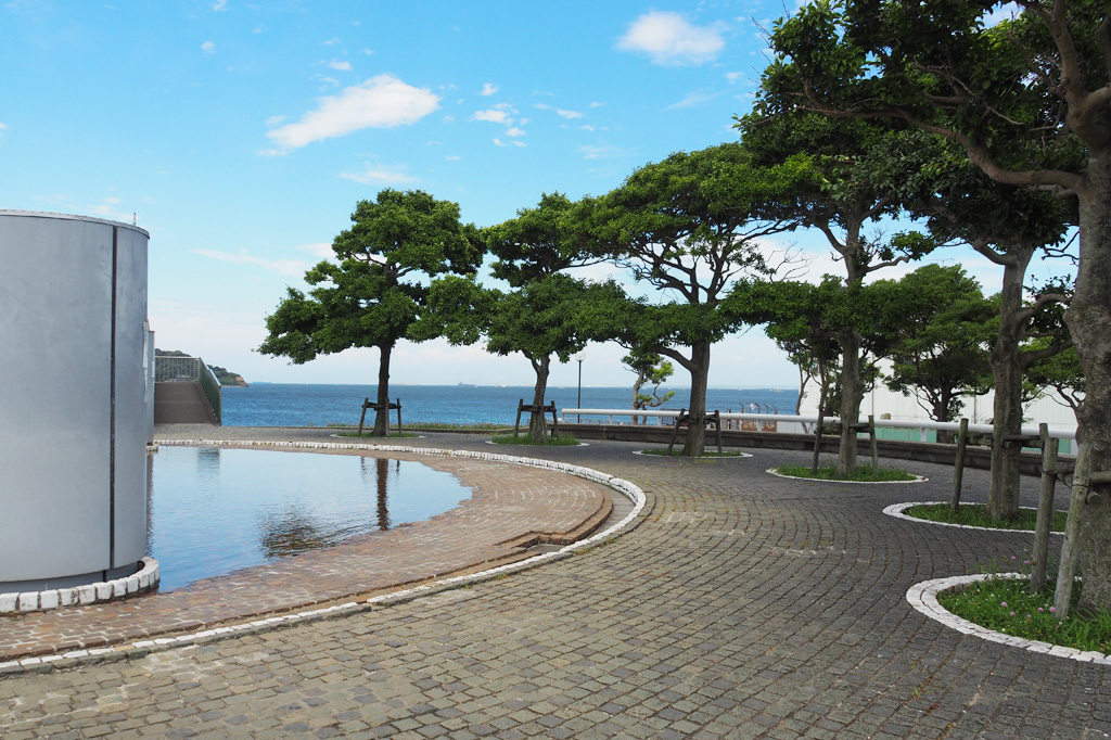 水盤を囲うようにベンチも設けてある/うみかぜ公園(神奈川県/横須賀市)