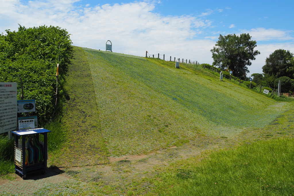 クライミング遊具の裏側は芝すべりができるようになっています/うみかぜ公園(神奈川県/横須賀市)