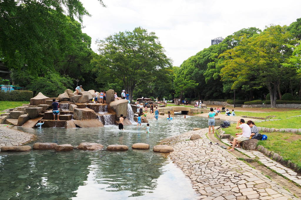 平塚市総合公園の水遊び場や4つの遊具広場で遊ぼう！ふれあい動物園やプールもおすすめ