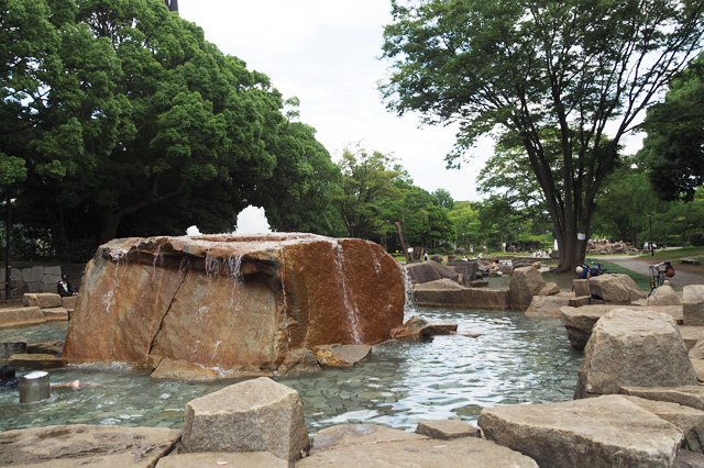 全長約110mの流れの始まりが、大きな岩から溢れ出るこの噴水／平塚市総合公園（神奈川県／平塚市）
