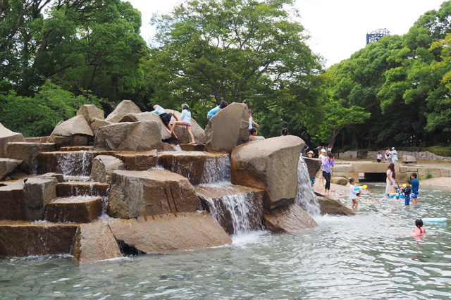 水の流れる岩山／平塚市総合公園（神奈川県／平塚市）