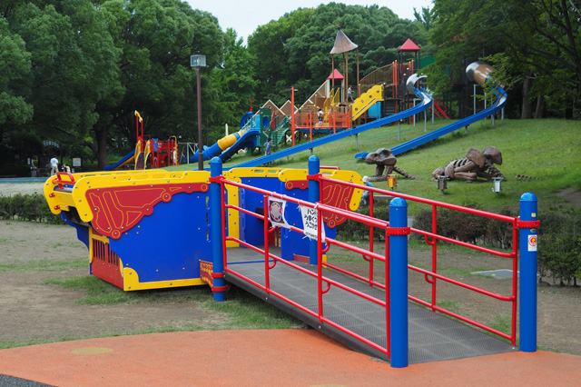 車いすごと乗れるスイング遊具／平塚市総合公園（神奈川県／平塚市）