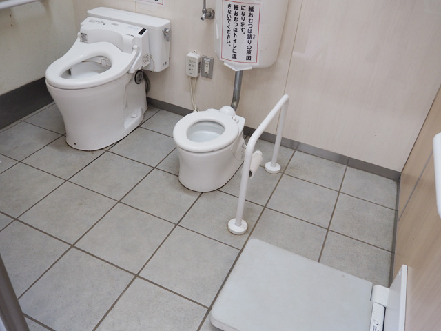 着替え用ボードと大人用と子ども用の洋式トイレ、ベビーシートもあります／平塚市総合公園（神奈川県／平塚市）