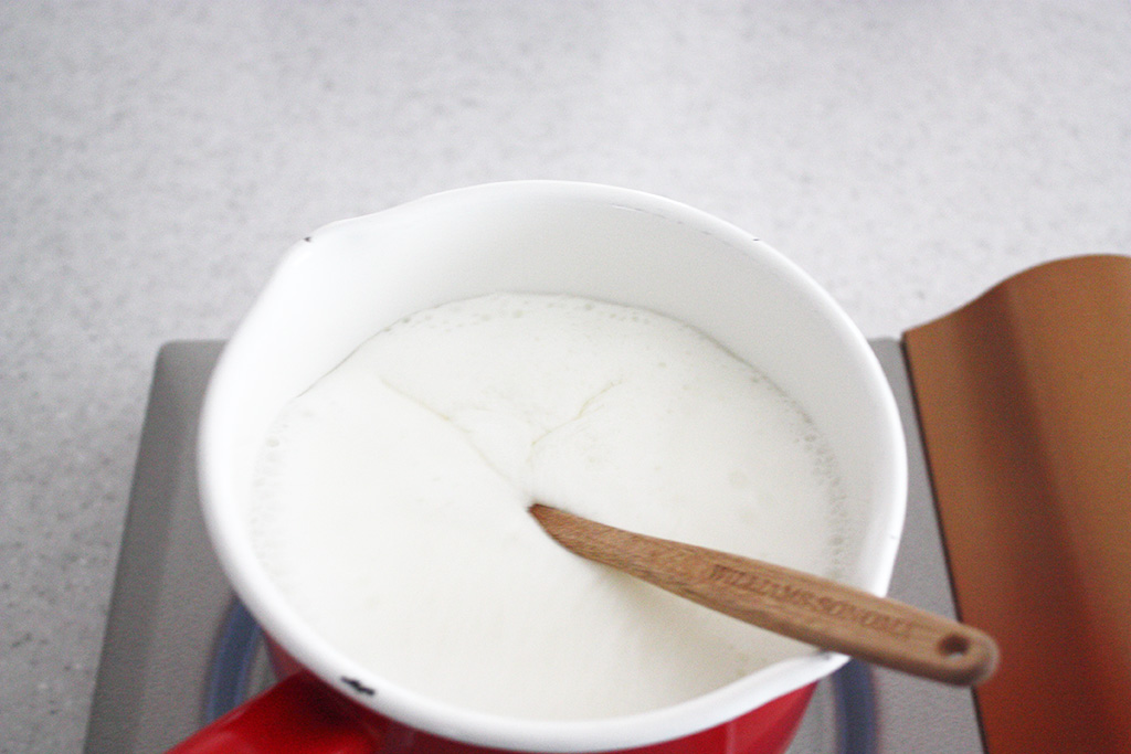 溶けないアイスクリーム　作り方①②