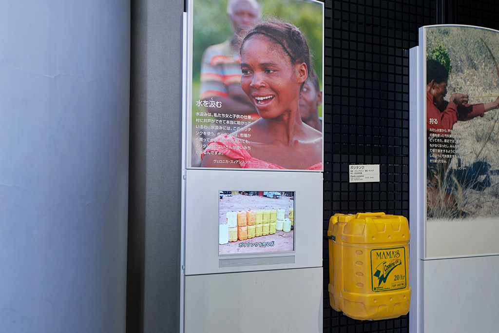 水汲み用ポリタンクと現地の映像/国立民族学博物館（大阪府/吹田市）
