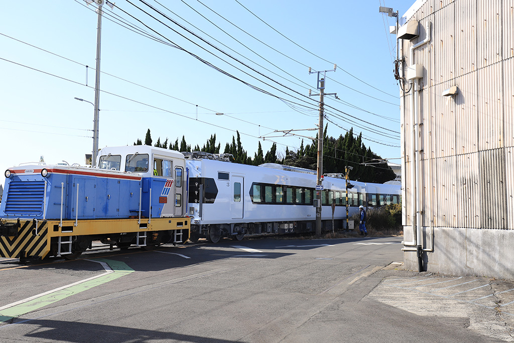 日立製作所から輸送される「スペーシア Ｘ」（東武鉄道提供）