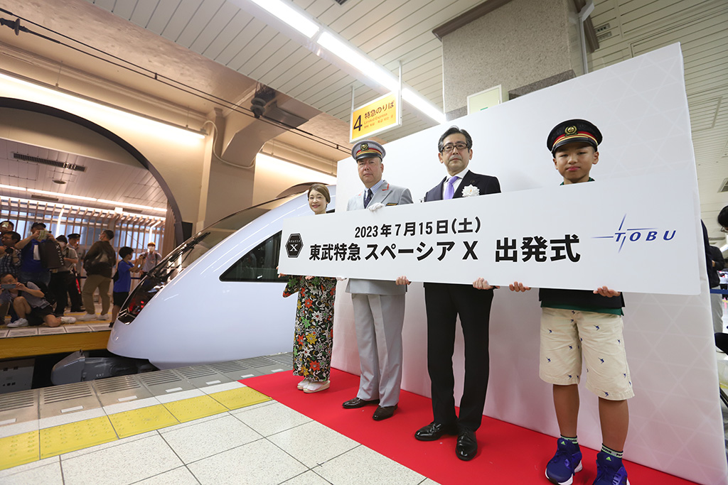 「スペーシア Ｘ」出発式