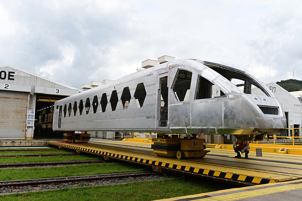日立製作所笠戸事業所で製造途中の「スペーシア Ｘ」（東武鉄道提供）
