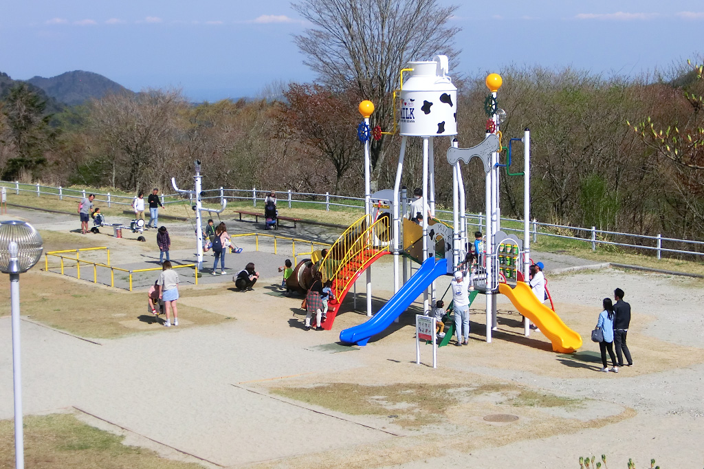 すべり台で楽しく遊ぶ子どもたち／日光霧降高原大笹牧場（栃木県／日光市）