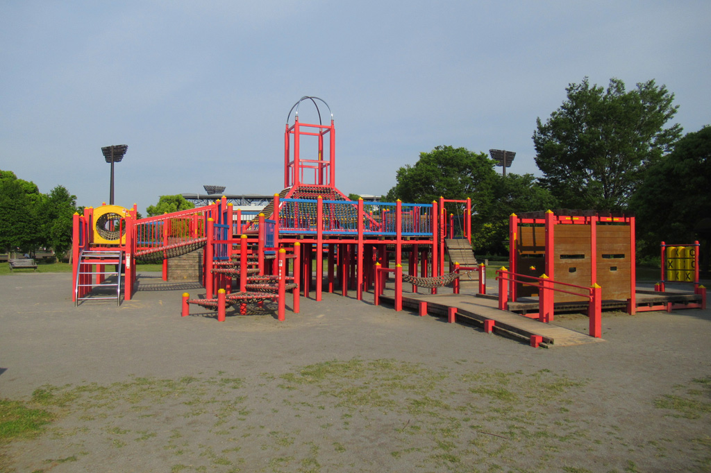 歳からを対象とした赤い複合遊具/熊谷スポーツ文化公園(埼玉県/熊谷市)