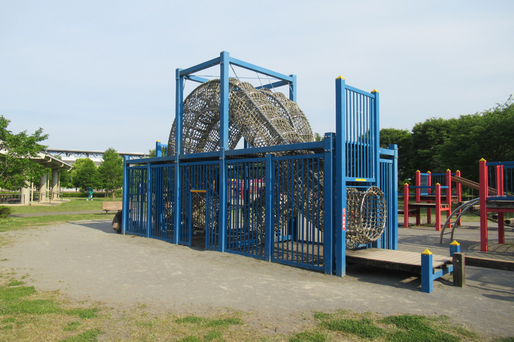 カタツムリのような形が特徴的な青い複合遊具/熊谷スポーツ文化公園(埼玉県/熊谷市)