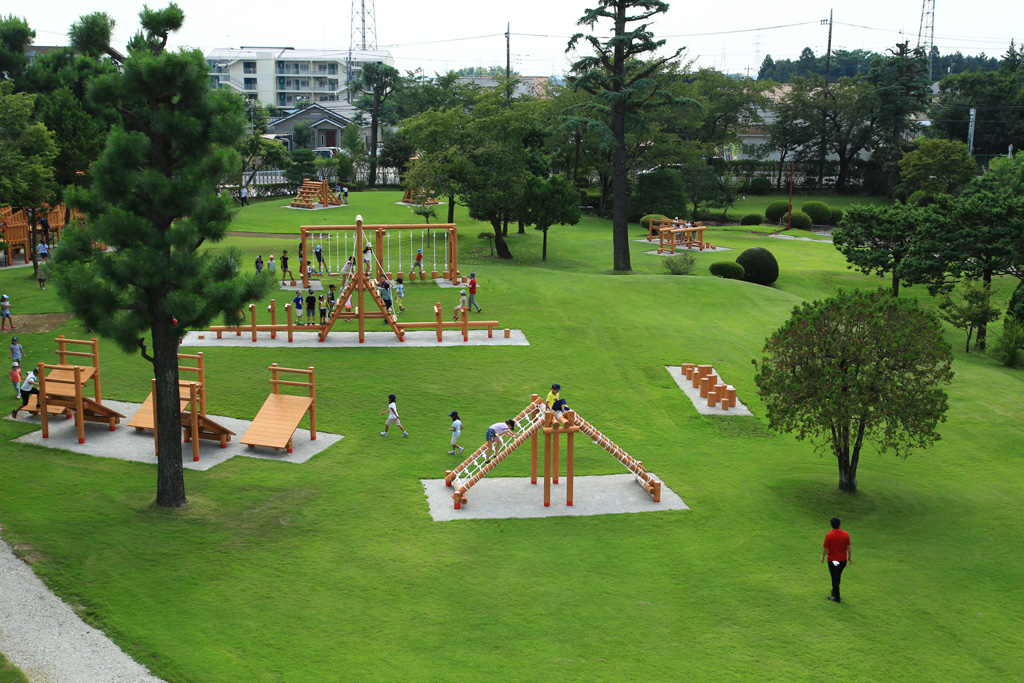 芝生エリアに遊具が点在している/サイボクの森(埼玉県/日高市)