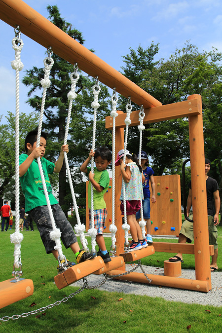 ゆらゆら揺れる流木を渡る/サイボクの森(埼玉県/日高市)