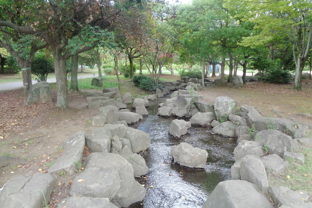 木陰で涼みながら楽しめるせせらぎ/庄和総合公園(埼玉県/春日部市)