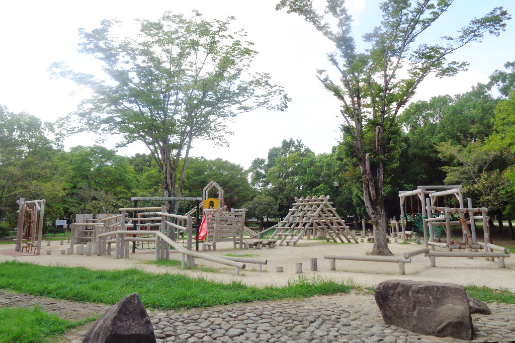 さまざまなコースにチャレンジできる大型木製遊具/庄和総合公園(埼玉県/春日部市)