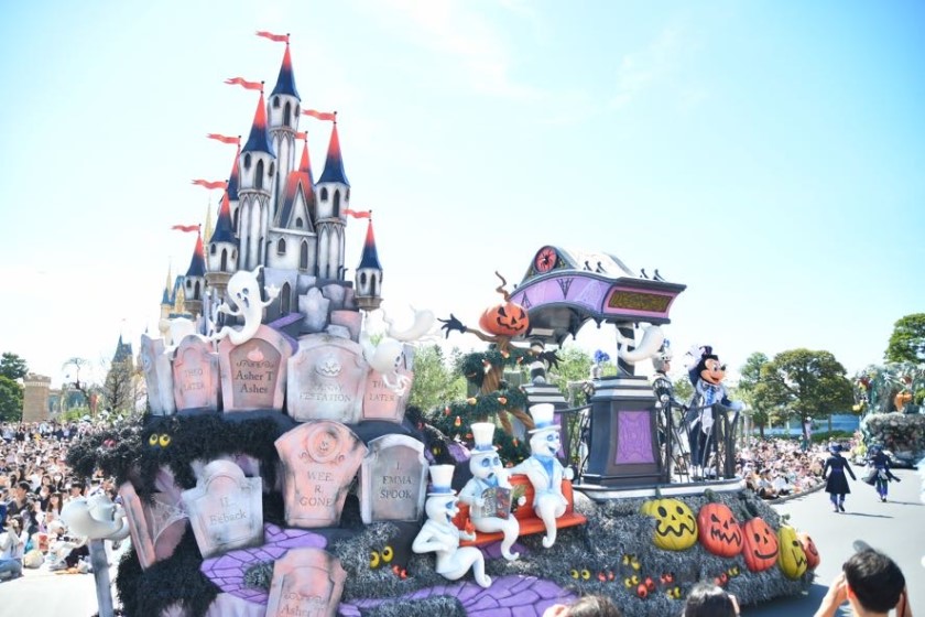 お墓だらけのシンデレラ城をモチーフにしたフロート/東京ディズニーランド（千葉県/浦安市）