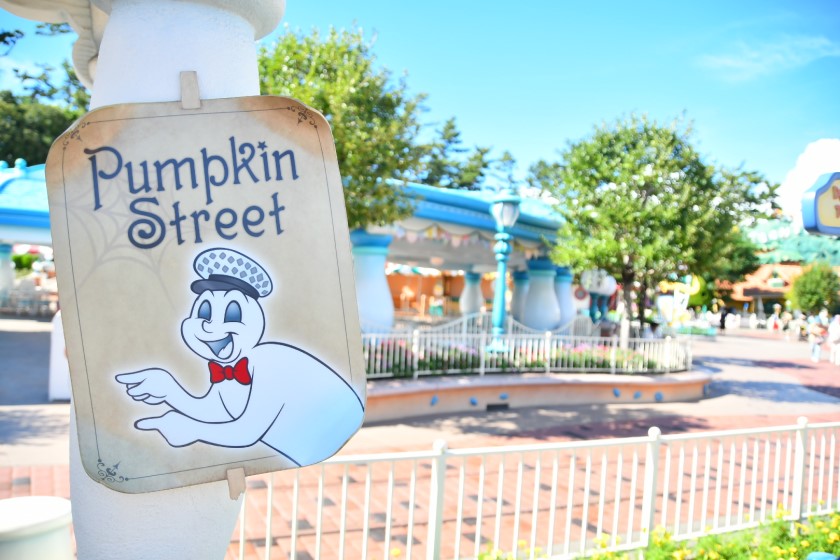 「パンプキンストリート」の方向を示すサインや張り紙/東京ディズニーランド(千葉県/舞浜市)