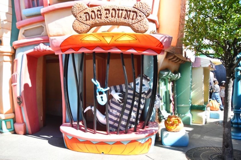 野犬収容所の檻の中にいるゴースト/東京ディズニーランド(千葉県/舞浜市)