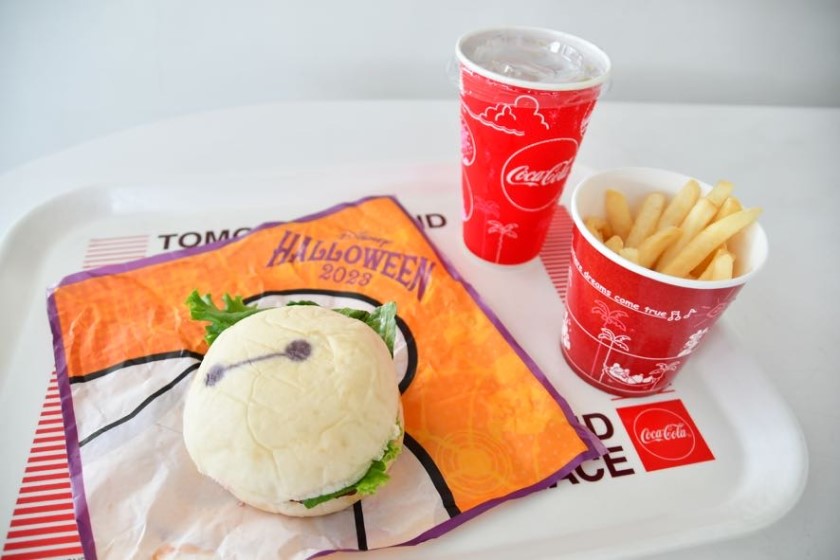 ハロウィーン仕様のベイマックス・バーガー/東京ディズニーランド(千葉県/舞浜市)