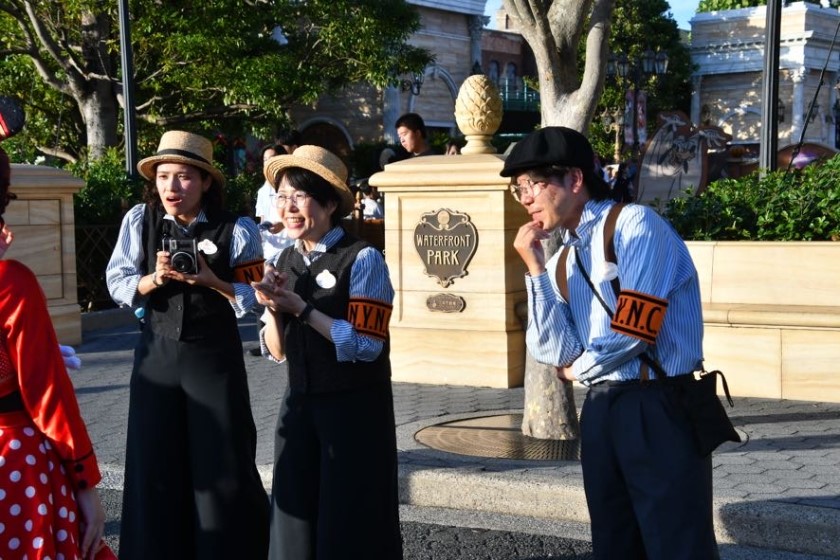 「ディズニー・ハロウィーン」新聞記者の姿をしたキャスト/東京ディズニーシー（千葉県/舞浜市）