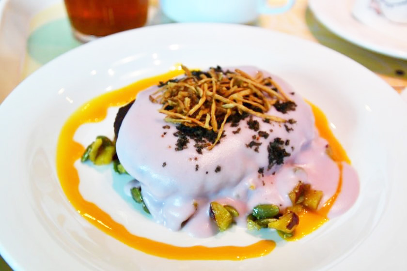 ハンバーグ、紫イモのソース｜ホライズンベイ・レストラン/東京ディズニーシー（千葉県/舞浜市）