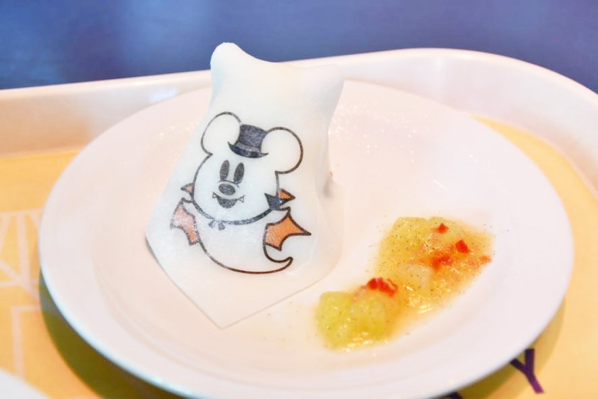 洋ナシのムースケーキ、洋ナシとリンゴのソース｜ホライズンベイ・レストラン/東京ディズニーシー（千葉県/舞浜市）