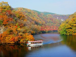遊覧船・舟下りなど船からの紅葉絶景!湖や渓谷など水辺の紅葉スポット33選