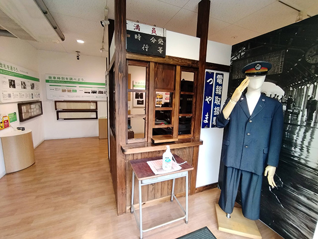 制服や昔の切符売り場/津山まなびの鉄道館(岡山県/津山市)