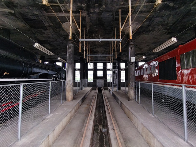 車庫内の背面にあるガラス窓/津山まなびの鉄道館(岡山県/津山市)