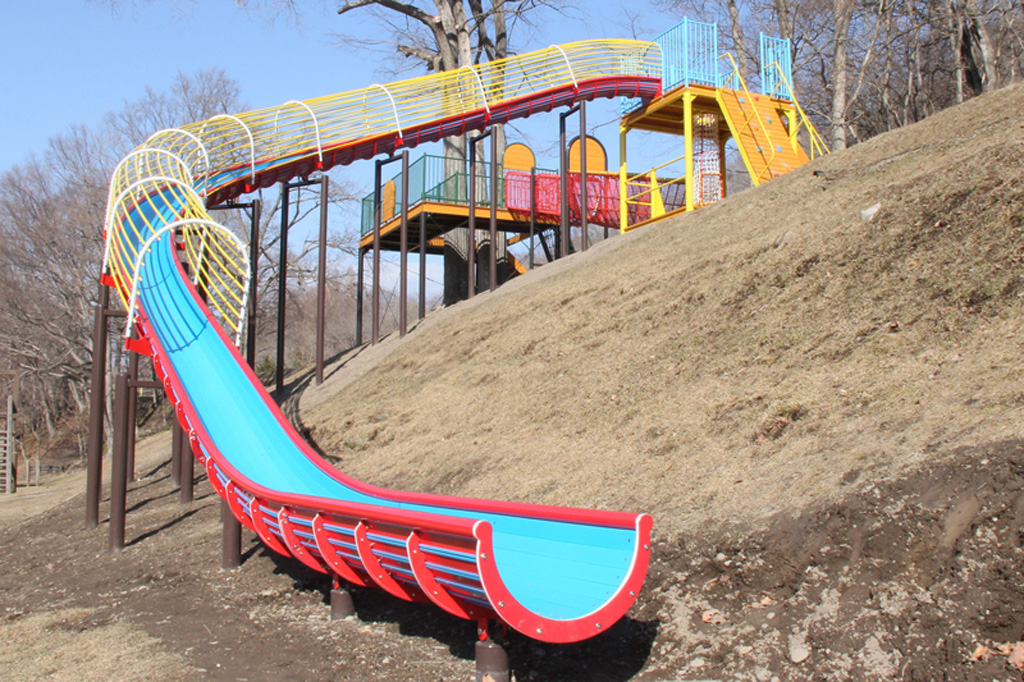 広大な芝生広場のローラーすべり台/本別公園(北海道本別町)