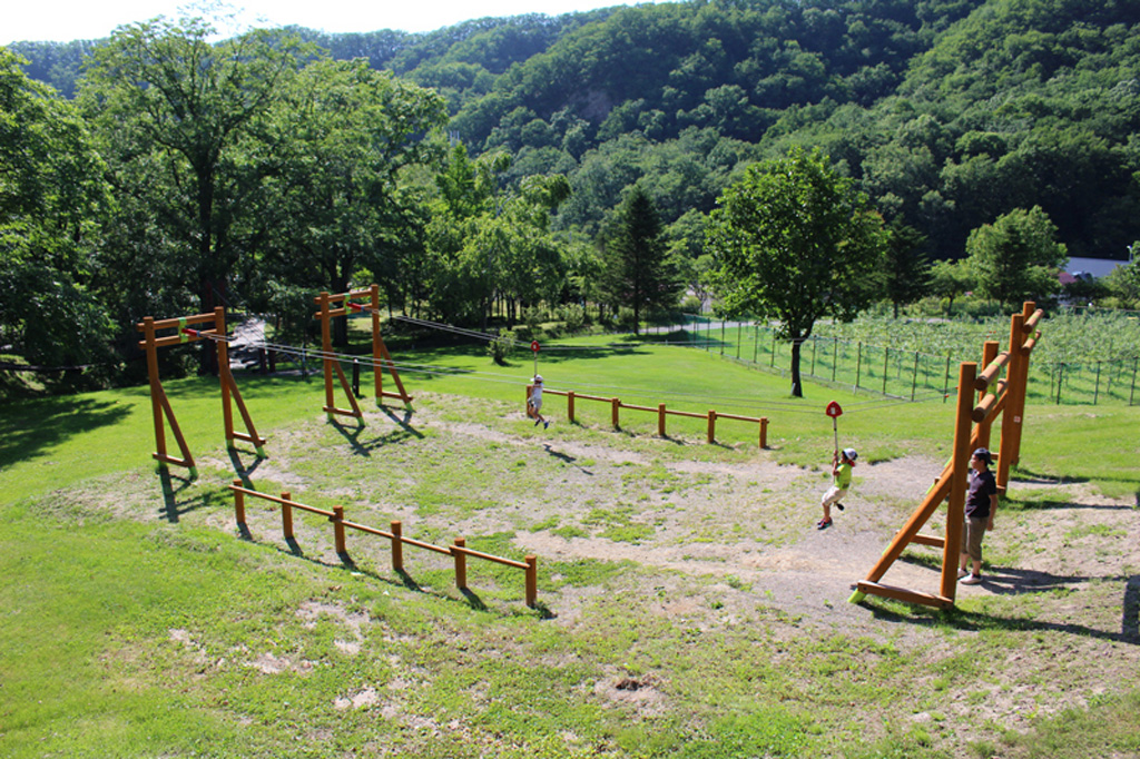 滑車のついたロープにつかまって滑る「スカイロープ」/本別公園(北海道本別町)