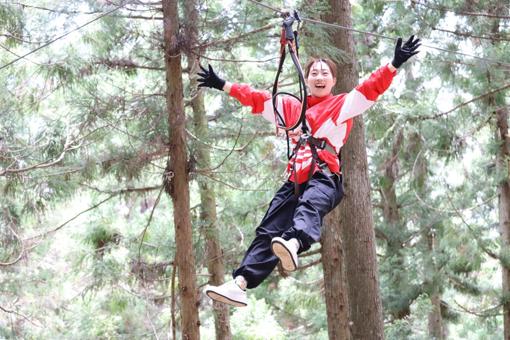 空中から飛び降りる「ミノムシシュート」／フォレストアドベンチャー・朝来（兵庫県／朝来市）