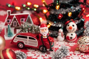 「クリスマス」の由来とは？ イブの意味やツリーの飾り、チキンを食べる理由など