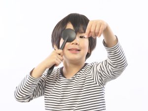 子どもの視力低下、近視が増！6～8歳頃までが大切　原因ともっとも効果的な予防法は？