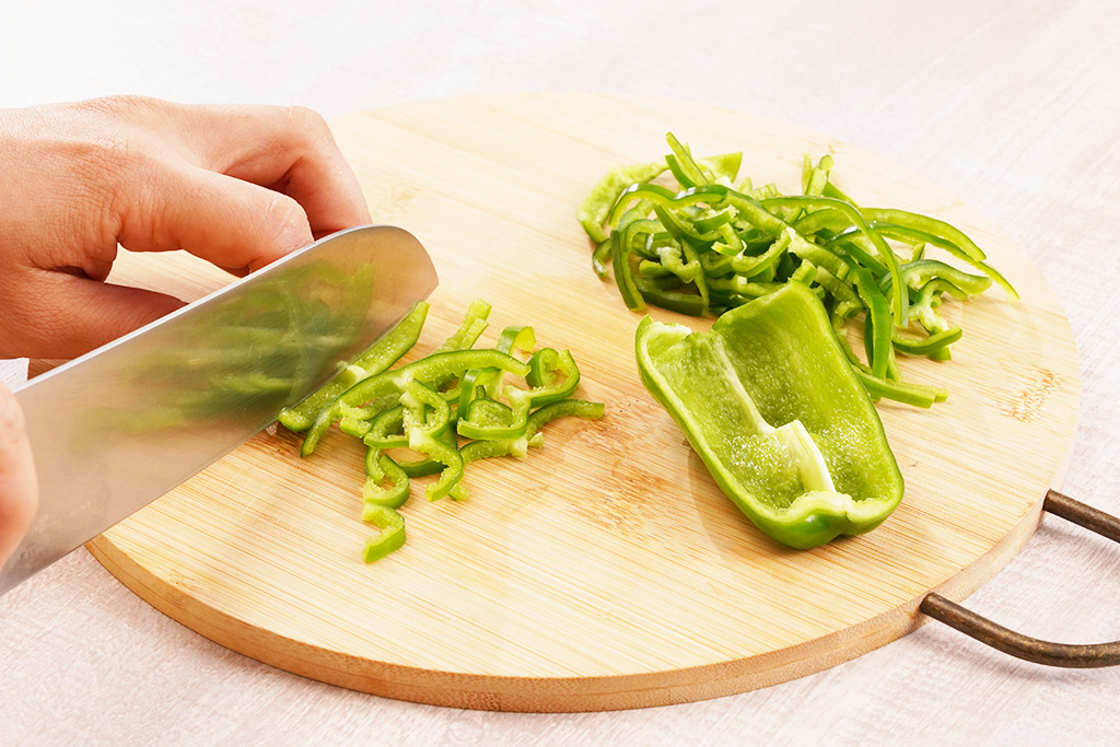 ピーマンをカットする様子/子どもが苦手な野菜レシピ