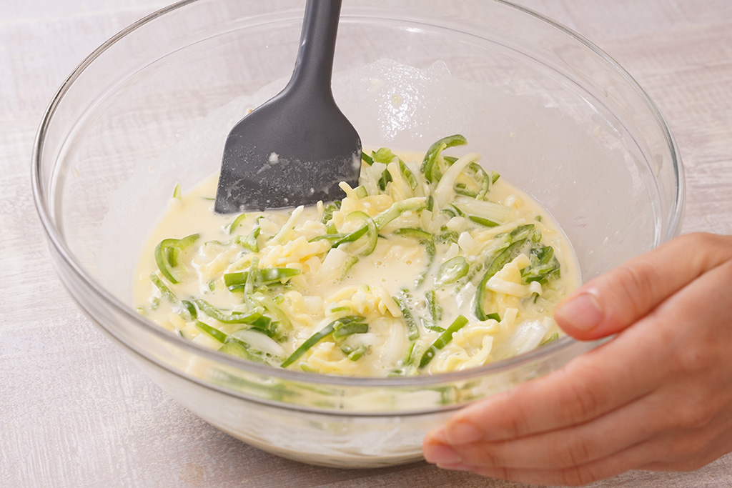 ピーマンと玉ねぎのチーズおやきの作り方③/子どもが苦手な野菜レシピ