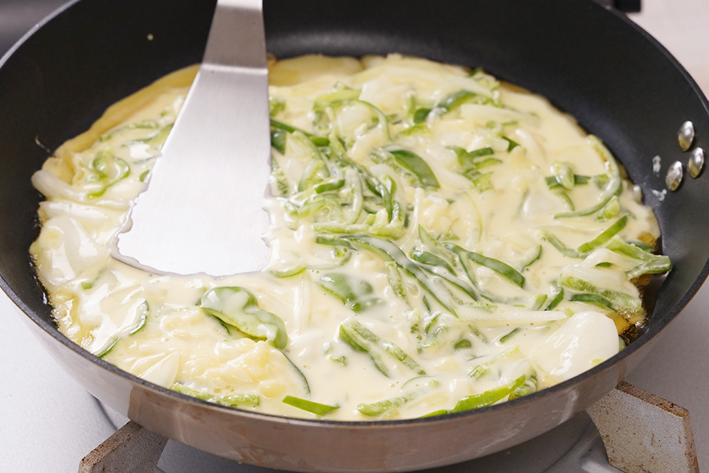 ピーマンと玉ねぎのチーズおやきの作り方④/子どもが苦手な野菜レシピ