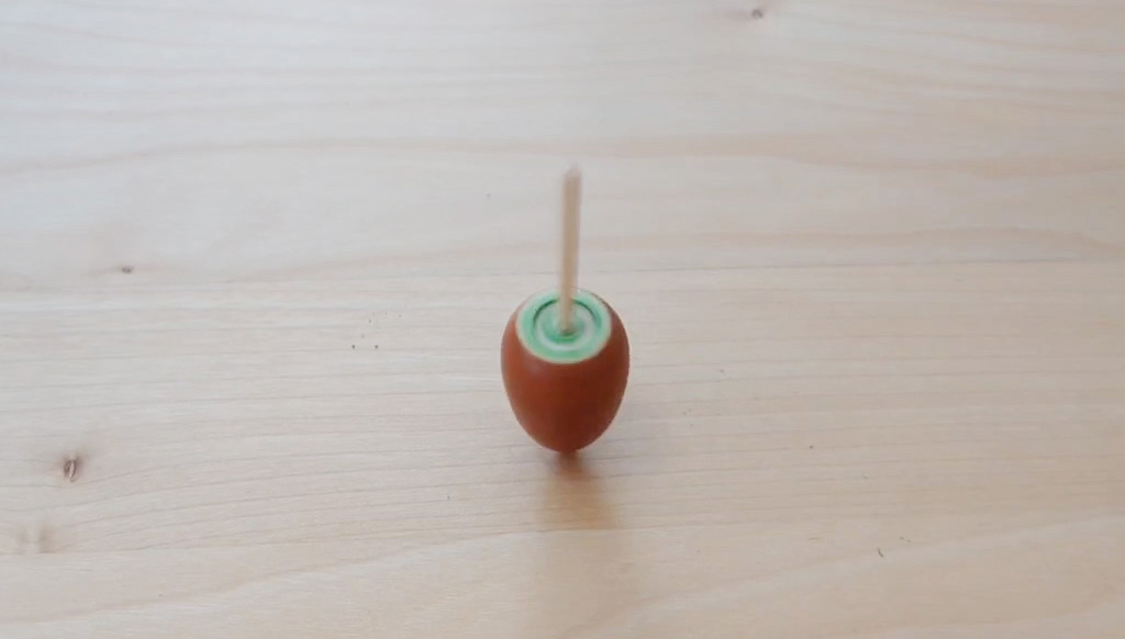 うまく重心がとれれば、つまようじがぶれずに回ります