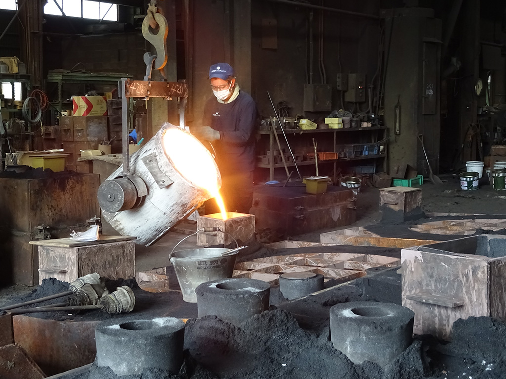 フライパンを作る工程：注湯/おもいのフライパンBASE（愛知県/碧南市）