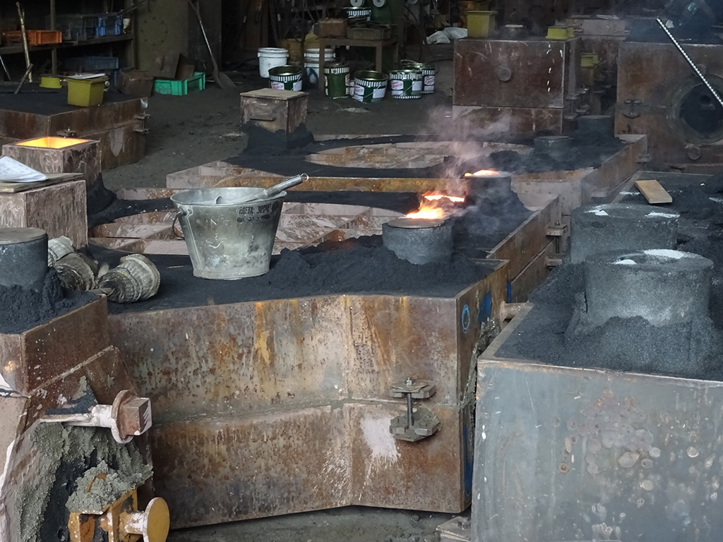 フライパンを作る工程：注湯/おもいのフライパンBASE（愛知県/碧南市）