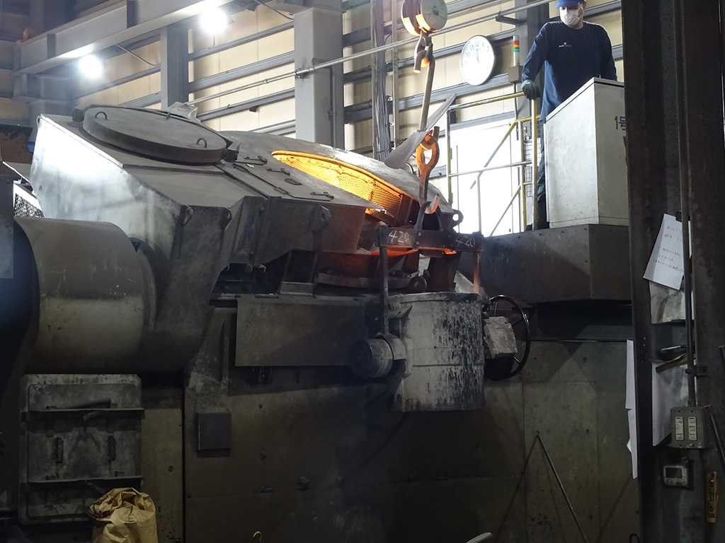 フライパンを作る工程：注湯/おもいのフライパンBASE（愛知県/碧南市）