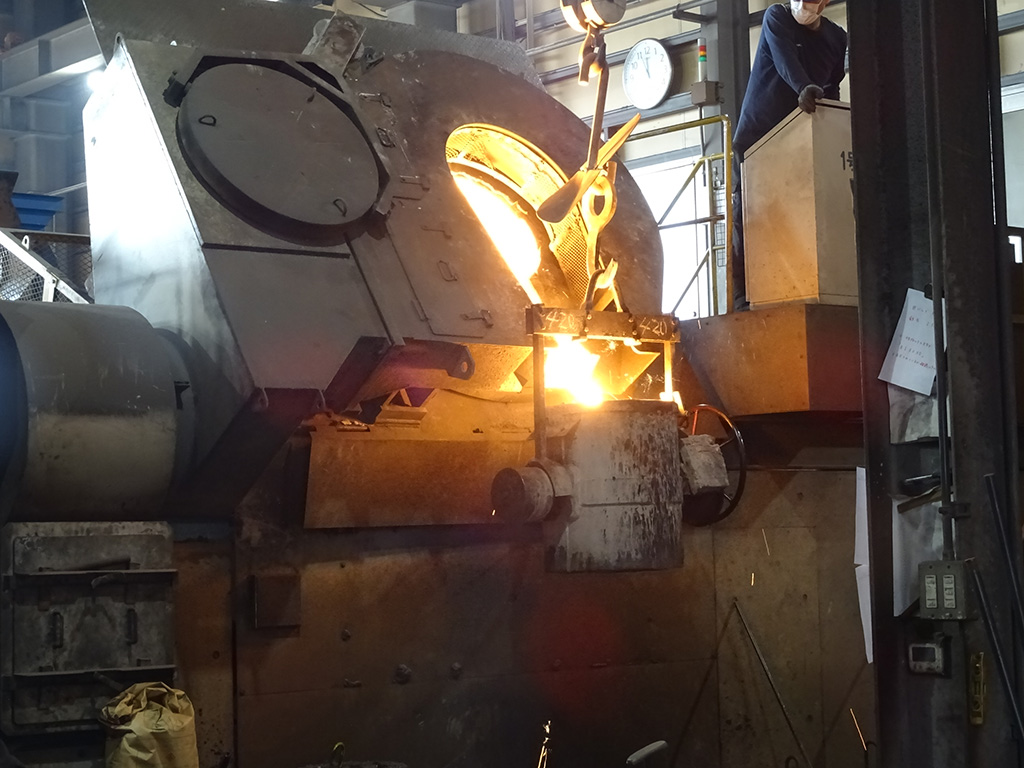 フライパンを作る工程：注湯/おもいのフライパンBASE（愛知県/碧南市）