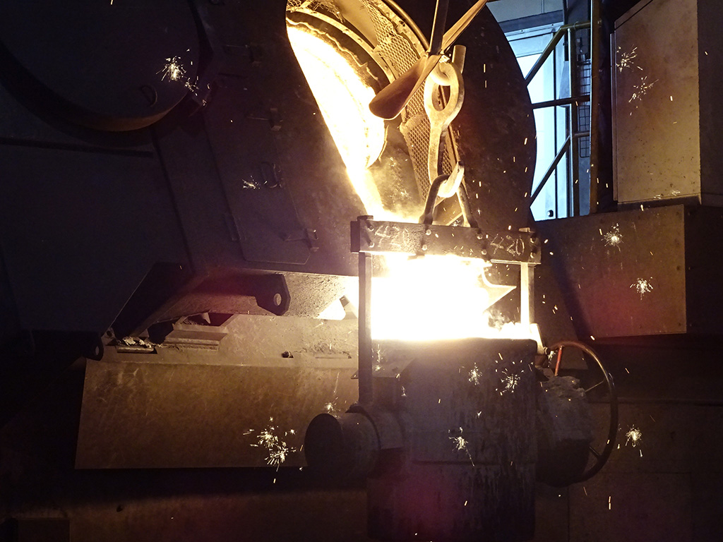 フライパンを作る工程：注湯/おもいのフライパンBASE（愛知県/碧南市）