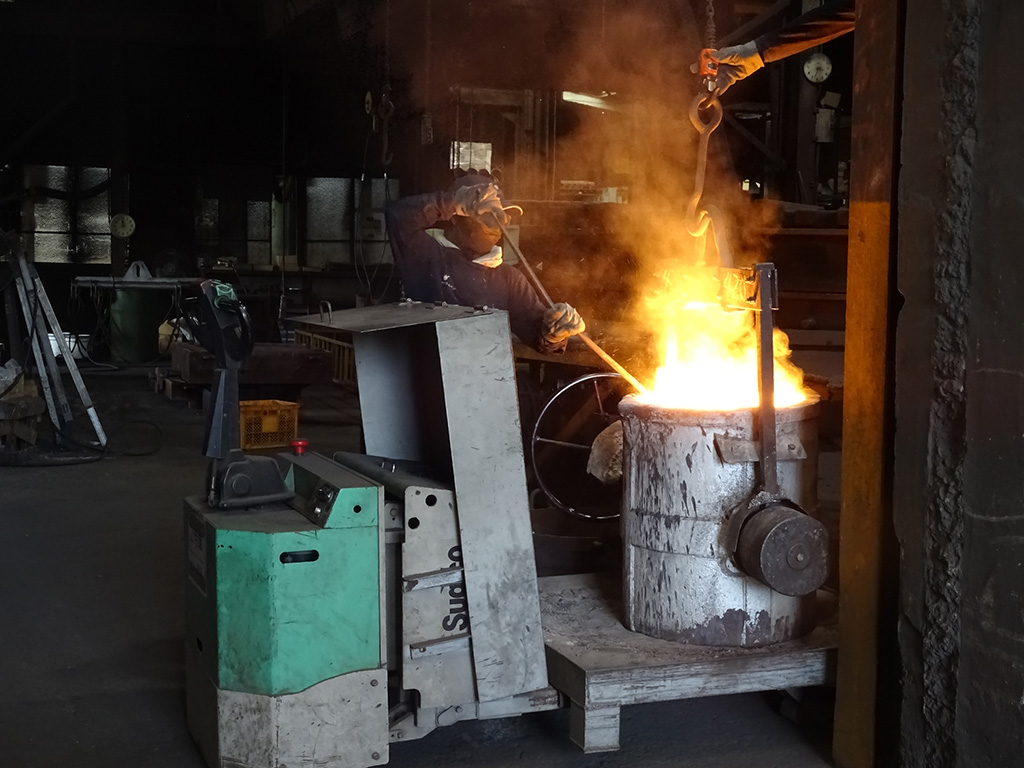 フライパンを作る工程：注湯/おもいのフライパンBASE（愛知県/碧南市）