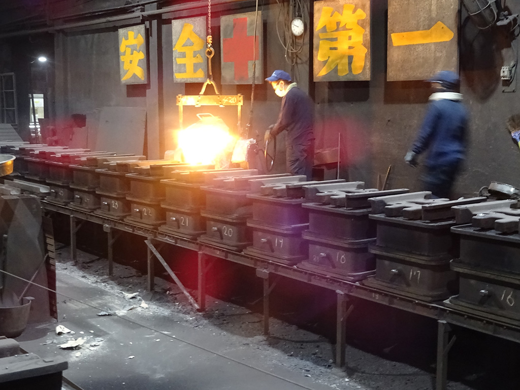 フライパンを作る工程：注湯/おもいのフライパンBASE（愛知県/碧南市）