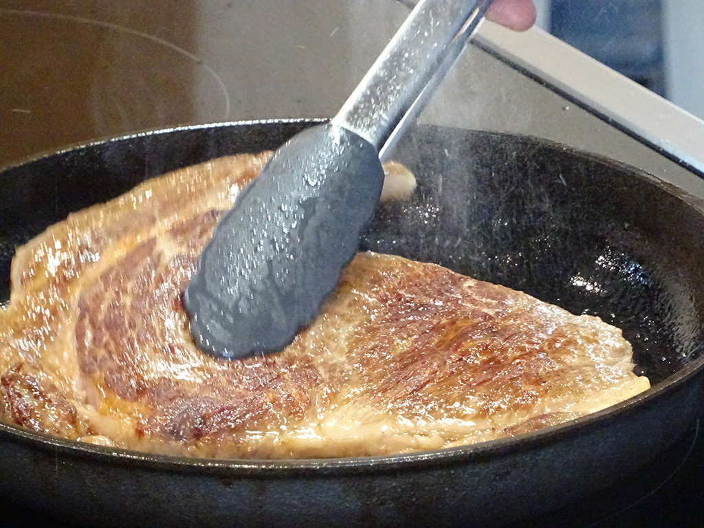 おもいのフライパンで肉を焼く様子/おもいのフライパンBASE（愛知県/碧南市）